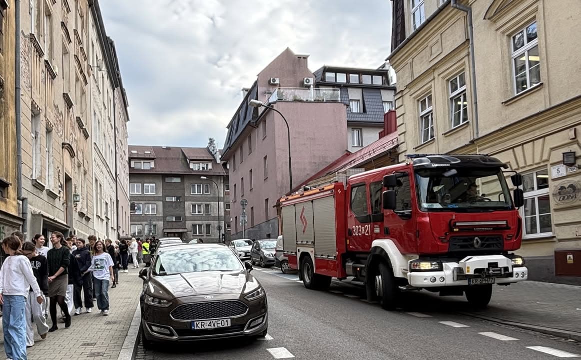 Wczoraj w naszej szkole odbyła się próbna ewakuacja, podczas której uczniowie ćwiczyli bezpieczne i sprawne opuszczanie budynku w sytuacji zagrożenia. Po zakończonej akcji najmłodsi uczniowie mieli okazję z bliska obejrzeć wóz strażacki, posłuchać opowieści strażaków o ich pracy i zadać wiele ciekawych pytań! 🚒