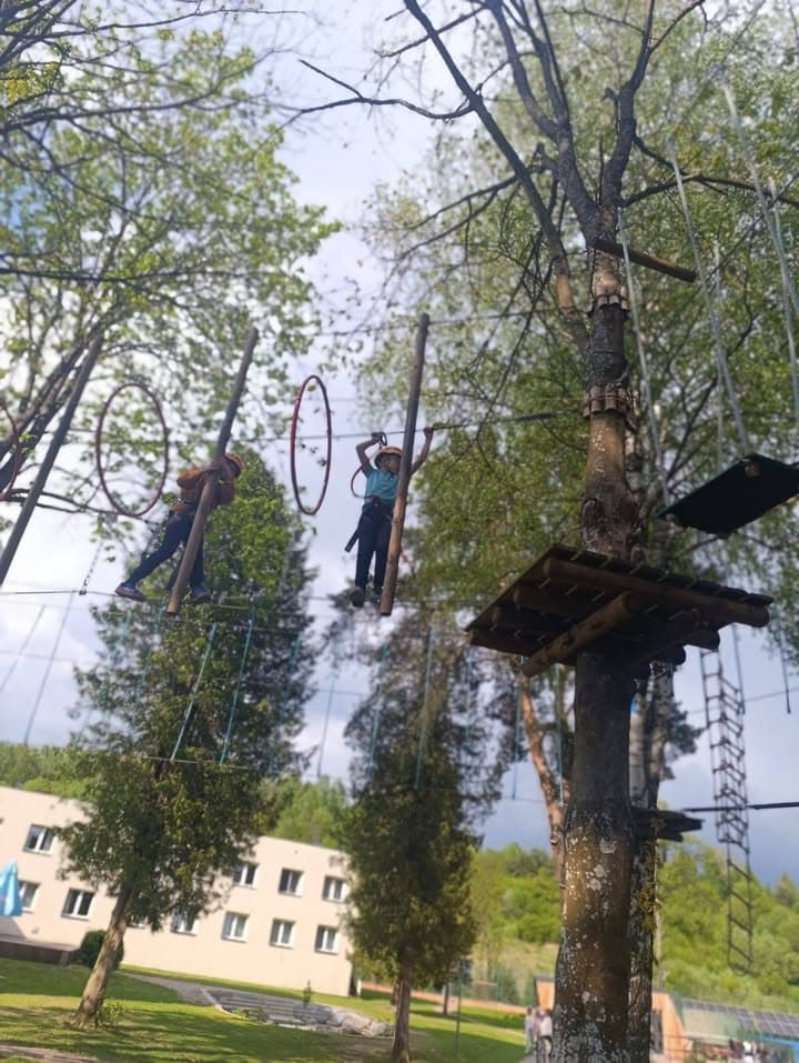 Czwarty dzień obozu.
Główną atrakcją był park linowy.
Pomimo różnych obaw i trudności wszyscy poradzili sobie świetnie.
#klasa1, #klasa2, #klasa3, #AlpinaSport, #parklinowy, #zamekMuszyna