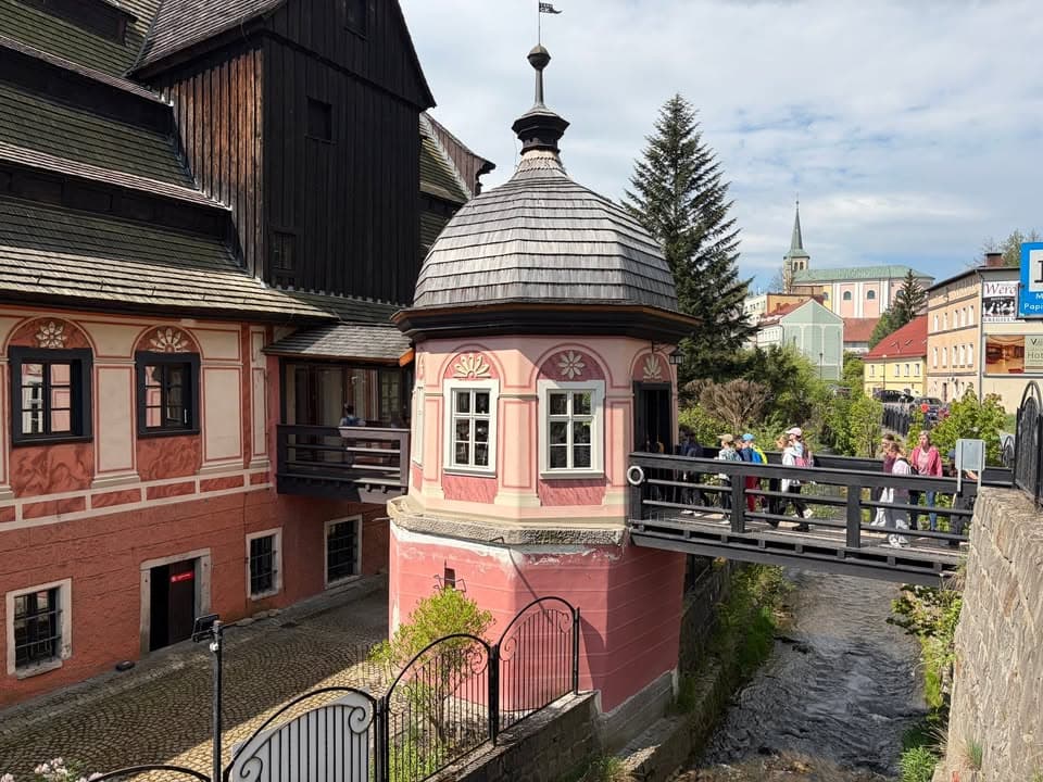 Majowa zielona szkoła w Kotlinie Kłodzkiej dobiegła końca! ☀️💚
Za nami 5 intensywnych dni pełnych przygód, podczas których uczniowie klas 4–6 odkrywali najpiękniejsze zakątki regionu. Wspólnie zobaczyliśmy m.in.:Kopalnię Złota i arsenu w Złotym Stoku, Muzeum Papiernictwa oraz uzdrowisko Duszniki-Zdrój, Błędne Skały i szczyt Szczelińca Wielkiego, Kopalnię uranu, Twierdzę Kłodzko, Wodospad Wilczki w Międzygórzu oraz Ogród Bajek.
Był to czas nie tylko zwiedzania, ale przede wszystkim integracji! Rozmawialiśmy, bawiliśmy się na dyskotece, piekliśmy kiełbaski, jedliśmy lody, graliśmy w dziesiątki różnych gier i spacerowaliśmy po Parku Zdrojowym. Ekipa z klas 4-6 wiele się nauczyła i wspaniale spędziła wiele pięknych chwil! 💚
Zapraszamy do obejrzenia krótkiej galerii zdjęć. #Przygoda #RazemNajlepiej