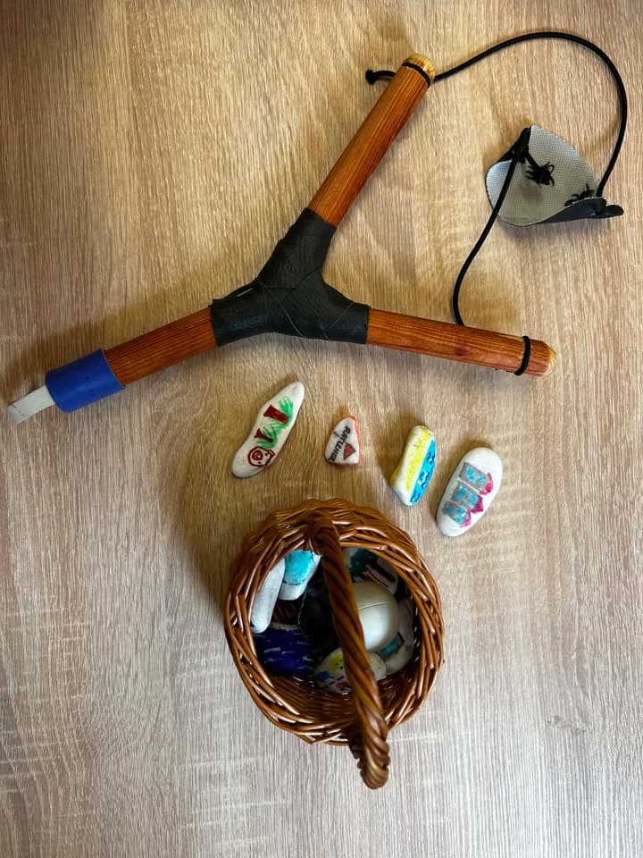 W klasie 4 zadziała się magia! Na języku polskim trzy grupy zaprezentowały kolejno swoje magiczne przedmioty, dzięki którym można spełniać życzenia, przenosić się w czasie lub podróżować do dowolnego miejsca na świecie. Projekty były nawiązaniem do lektury „Magiczne drzewo. Czerwone krzesło”.